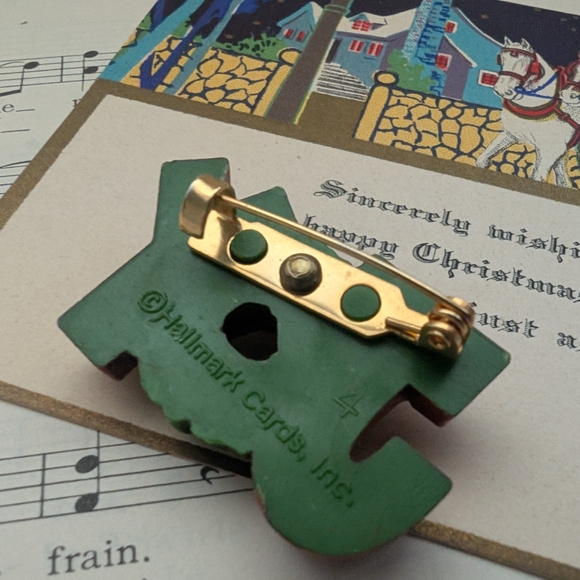 Festive JOY with Wreath Brooch Christmas Jewelry - Picture 7 of 8